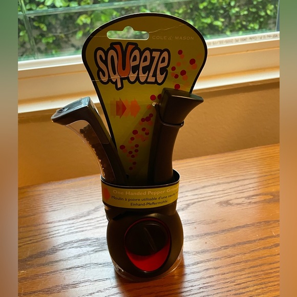 Cole & Mason Squeeze One Handed Pepper Grinder w Filled Peppers Brand New NWT - Picture 7 of 7